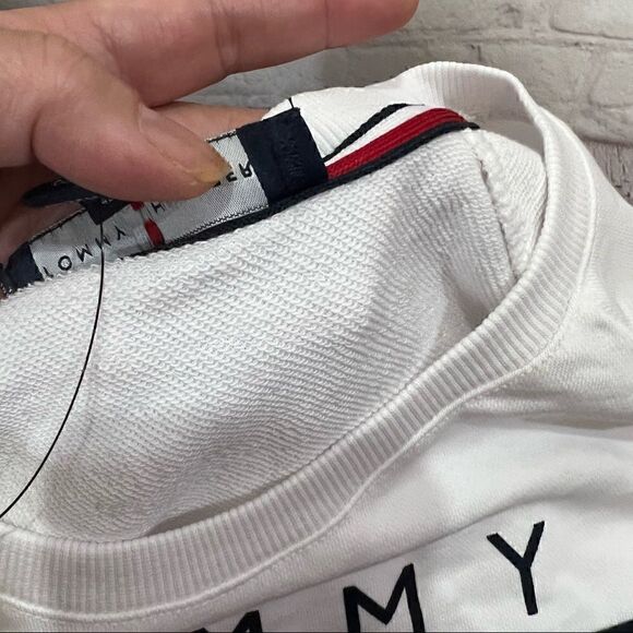 TOMMY HILFIGER retro 90’s style Medium Sweatshirt nwt $69 - Picture 5 of 8